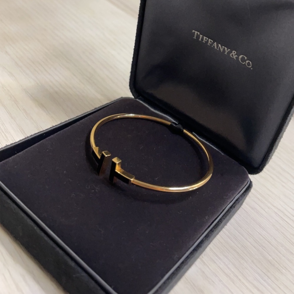 Tiffany Black Onyx Wire Bracelet
in 18k Gold